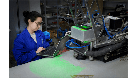 Figure 5. SheaRIOS system performing shearographic inspection on a wind turbine blade