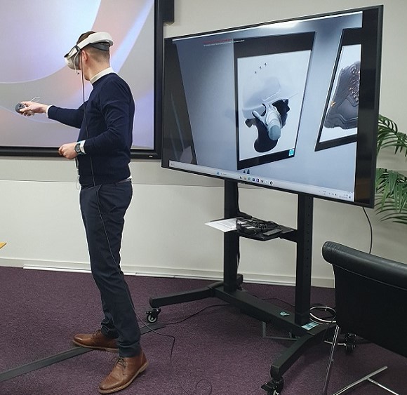 A representative of the project consortium testing the SafeXtend platform using a VR headset. 