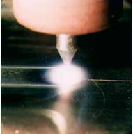 Fig.1. The characteristic appearances of the conventional TIG arcs and TIG with active fluxes and the comparative depths of penetration in 6mm thick stainless steel: a) without flux